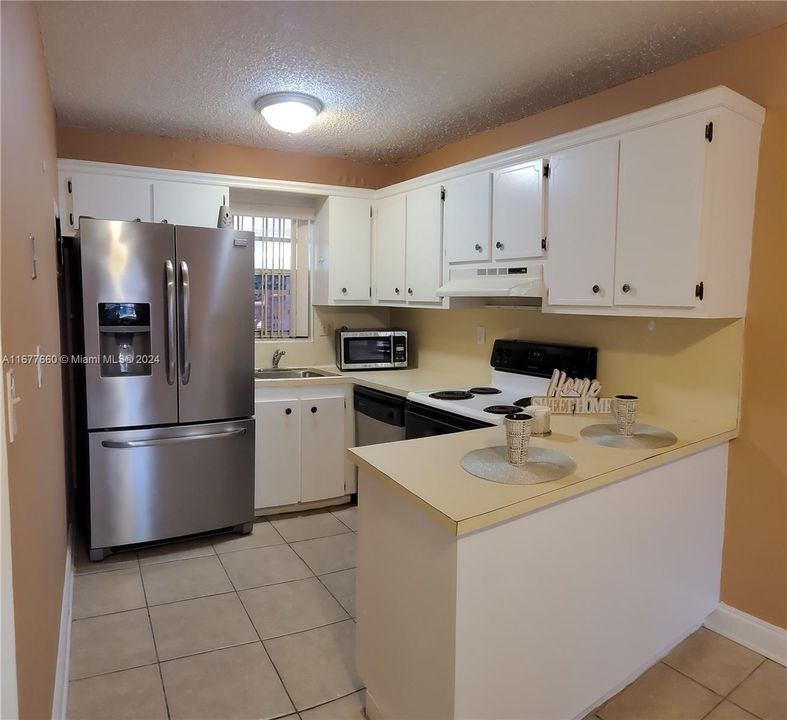 For Rent: $2,100 (1 beds, 1 baths, 707 Square Feet)