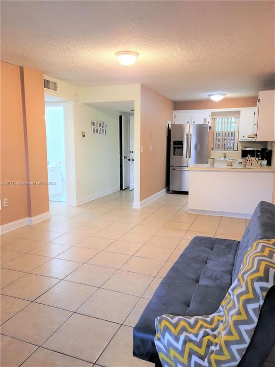 For Rent: $2,100 (1 beds, 1 baths, 707 Square Feet)