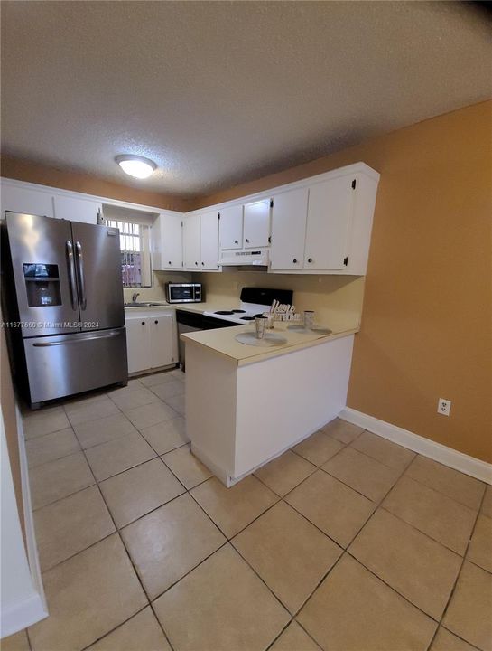 For Rent: $2,100 (1 beds, 1 baths, 707 Square Feet)