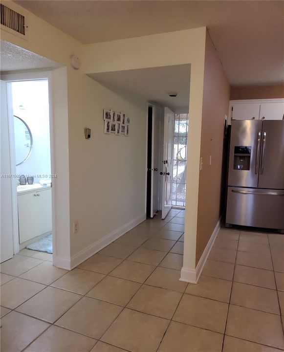 For Rent: $2,100 (1 beds, 1 baths, 707 Square Feet)