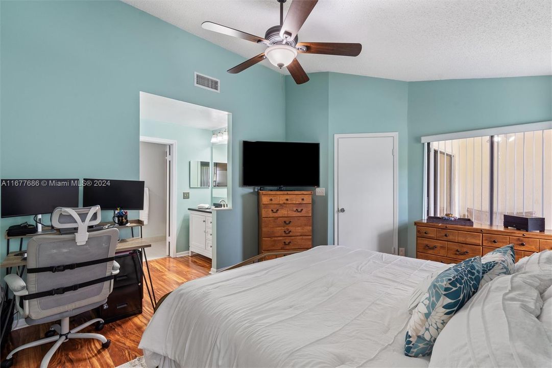 For Sale: $399,000 (2 beds, 2 baths, 1168 Square Feet)