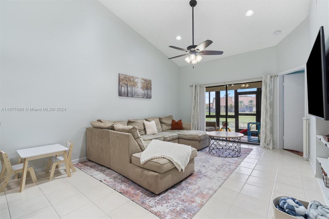 For Sale: $399,000 (2 beds, 2 baths, 1168 Square Feet)