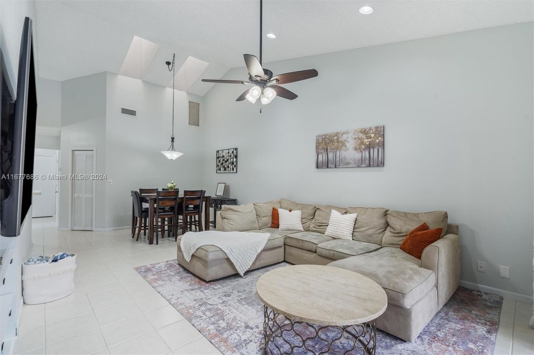 For Sale: $399,000 (2 beds, 2 baths, 1168 Square Feet)