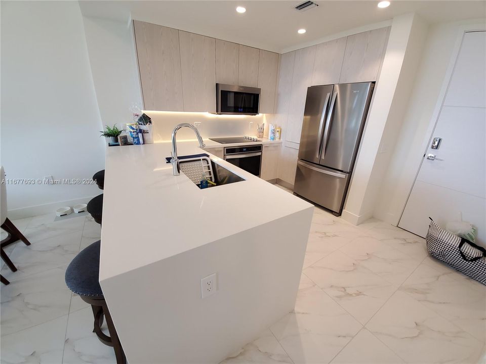 For Sale: $355,000 (1 beds, 1 baths, 702 Square Feet)