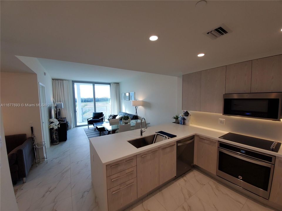 For Sale: $355,000 (1 beds, 1 baths, 702 Square Feet)