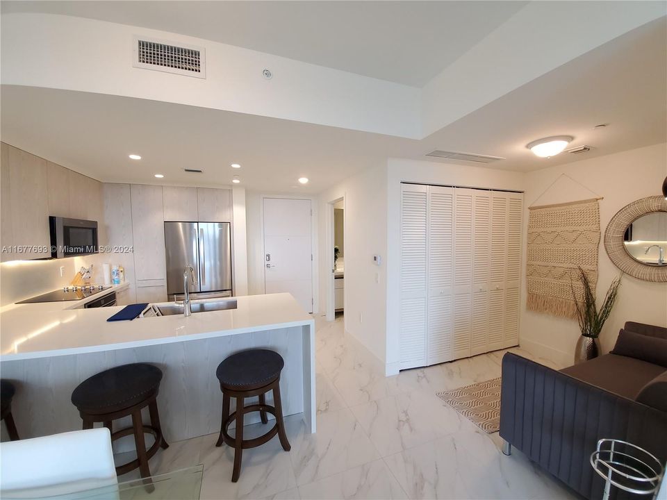 For Sale: $355,000 (1 beds, 1 baths, 702 Square Feet)