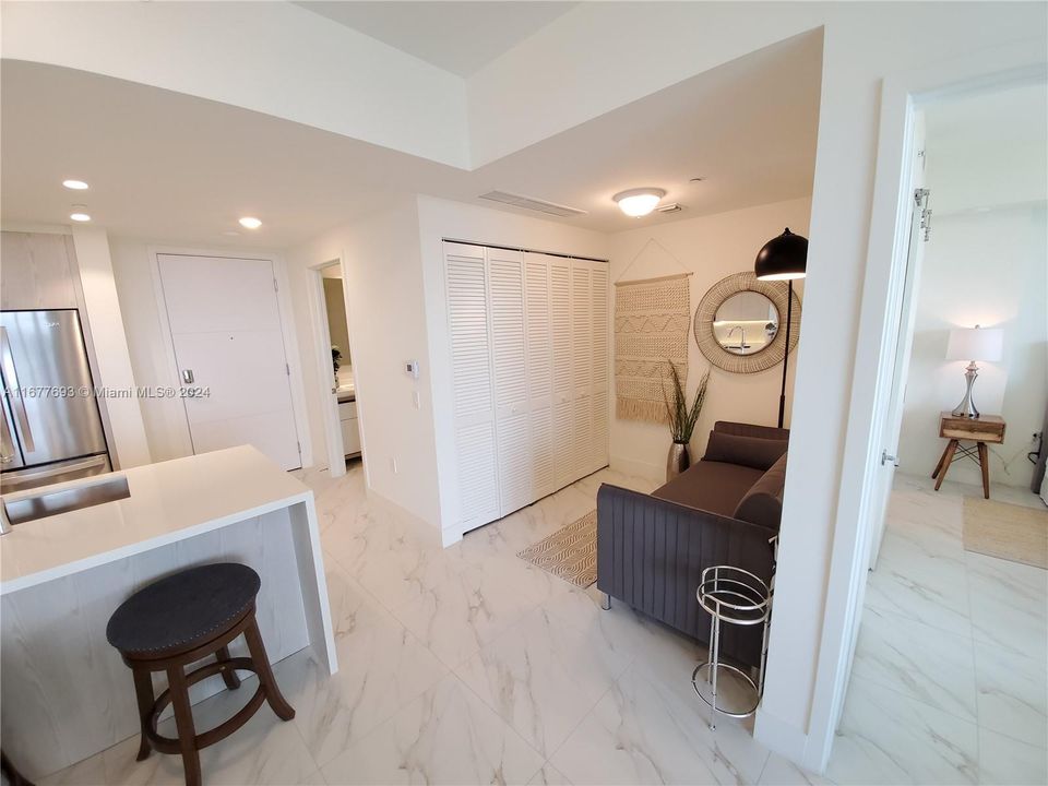 For Sale: $355,000 (1 beds, 1 baths, 702 Square Feet)