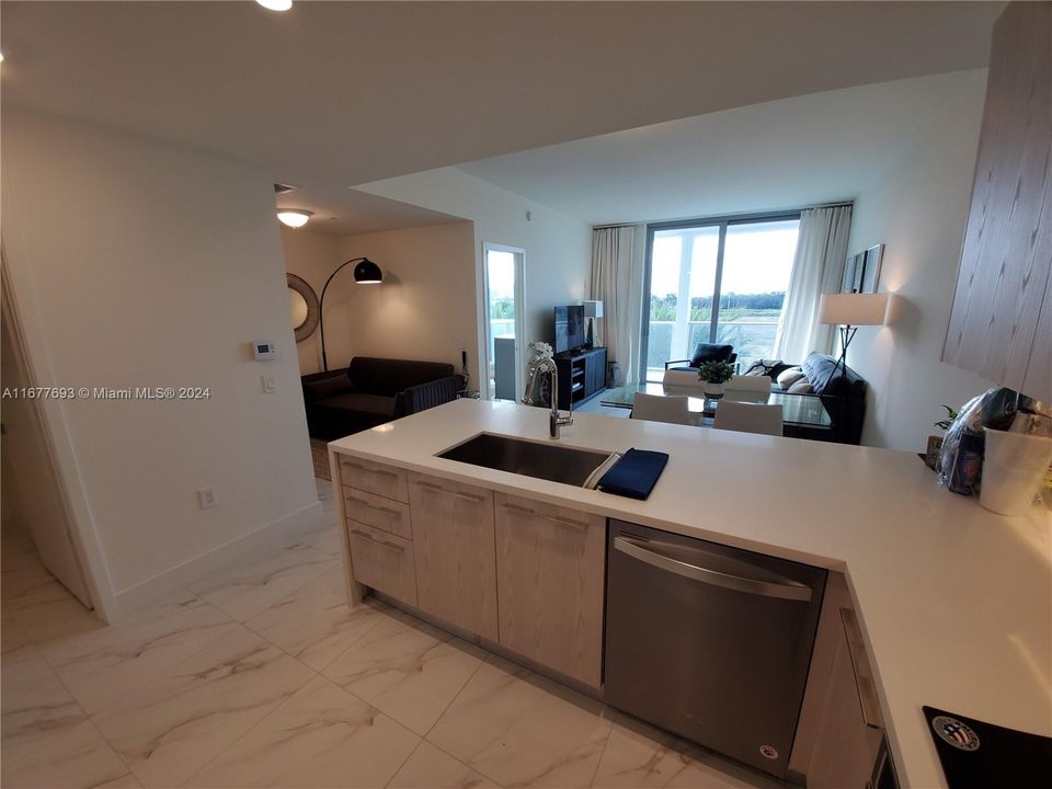 For Sale: $355,000 (1 beds, 1 baths, 702 Square Feet)