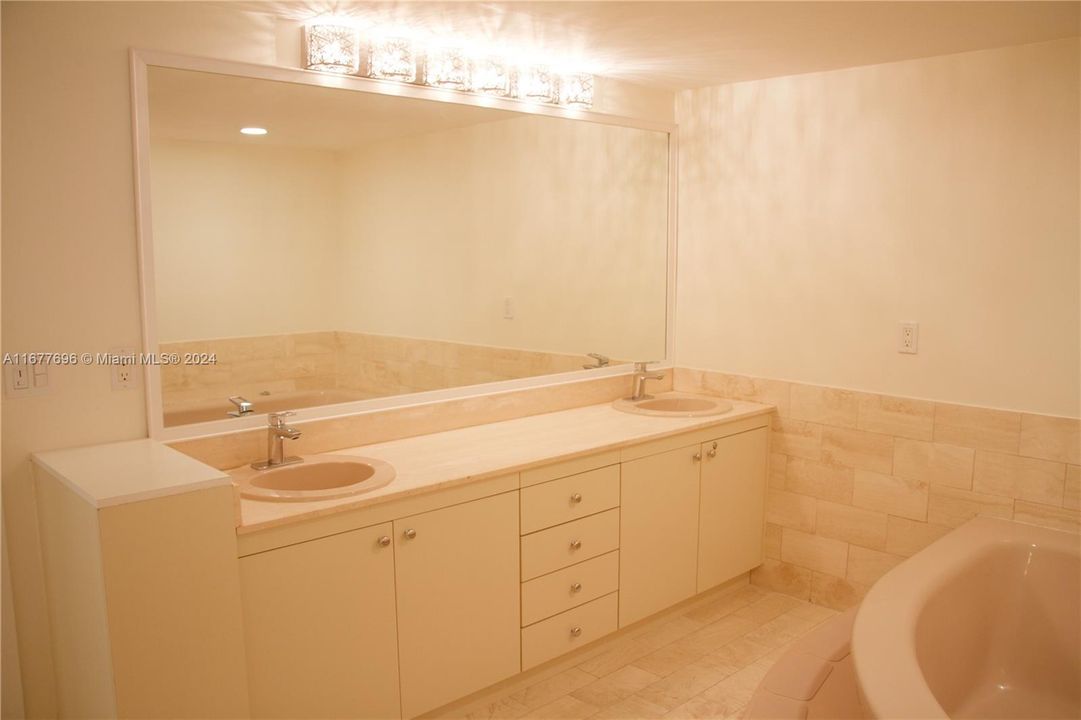 MASTER BATHROOM W/ DOUBLE SINKS