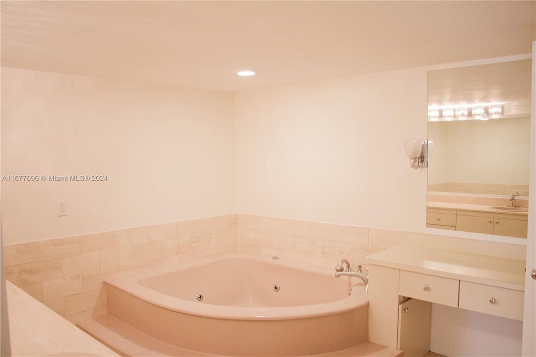 MASTER BATHROOM JACUZZI ROMAN TUB