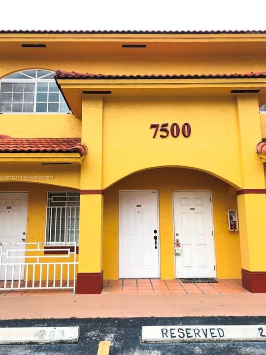 For Rent: $2,200 (2 beds, 2 baths, 930 Square Feet)