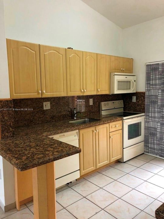 For Rent: $2,200 (2 beds, 2 baths, 930 Square Feet)