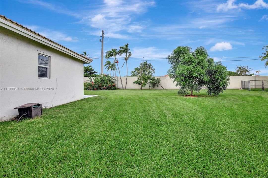 For Sale: $635,500 (3 beds, 2 baths, 1252 Square Feet)