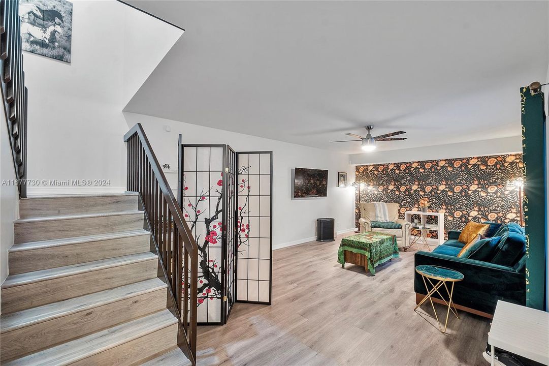 For Sale: $425,000 (2 beds, 2 baths, 1372 Square Feet)