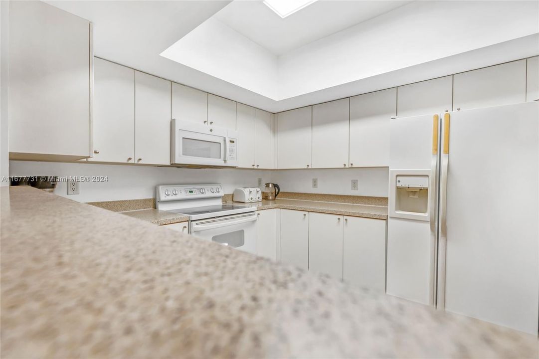 For Sale: $520,000 (1 beds, 1 baths, 990 Square Feet)