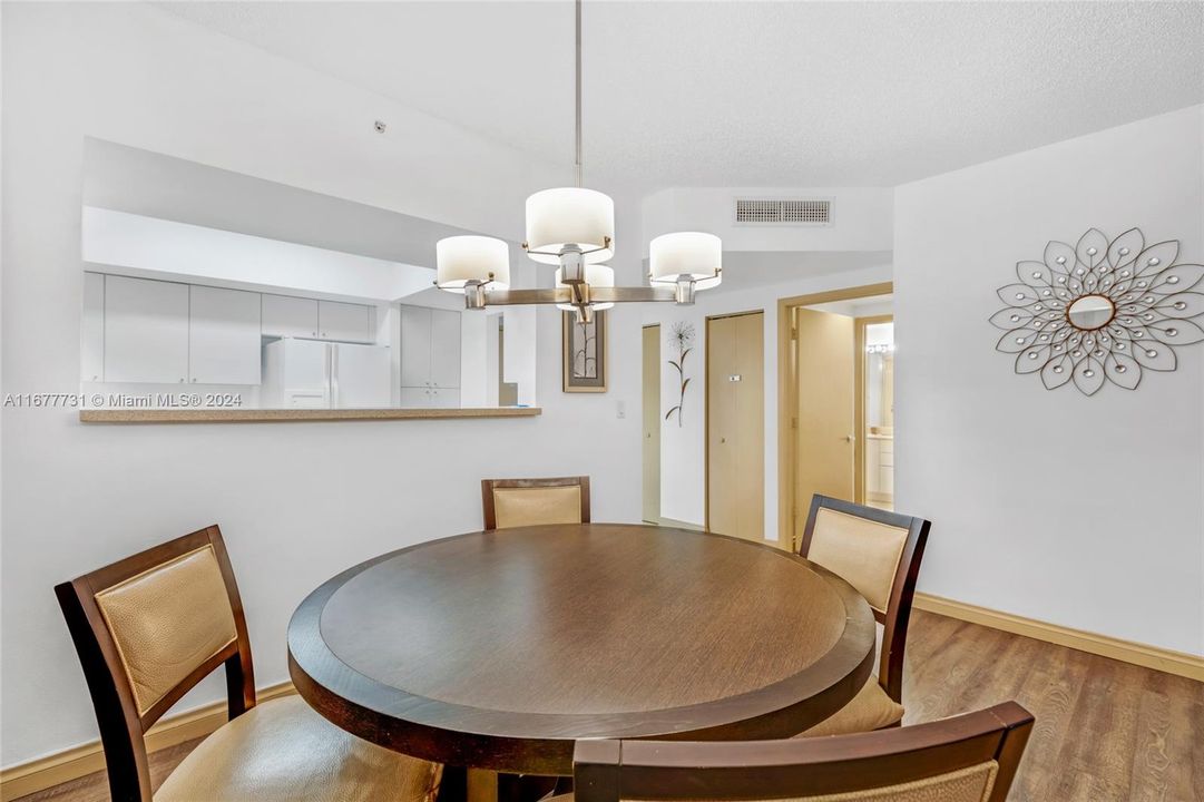 For Sale: $520,000 (1 beds, 1 baths, 990 Square Feet)