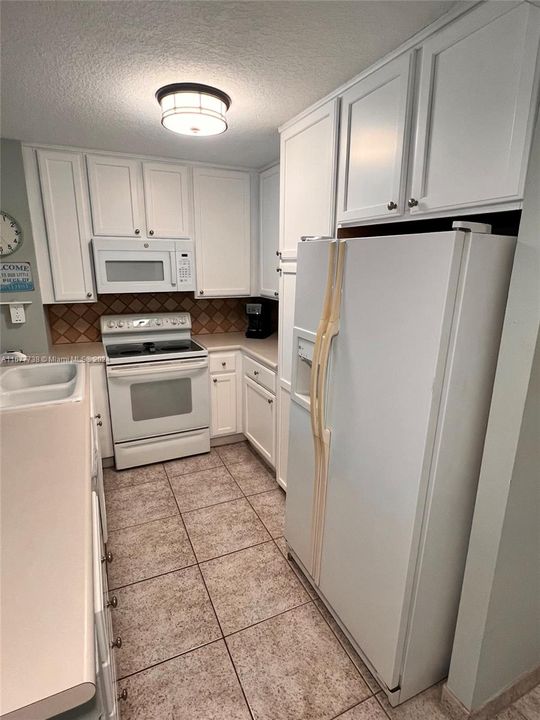 For Sale: $275,000 (2 beds, 2 baths, 983 Square Feet)