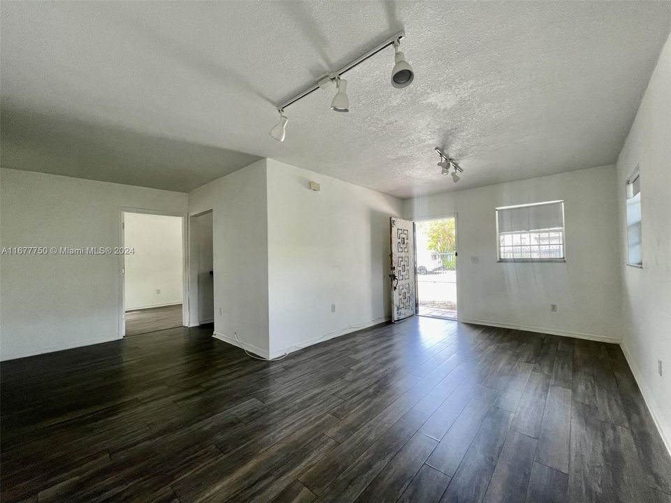 For Rent: $3,500 (4 beds, 2 baths, 1750 Square Feet)