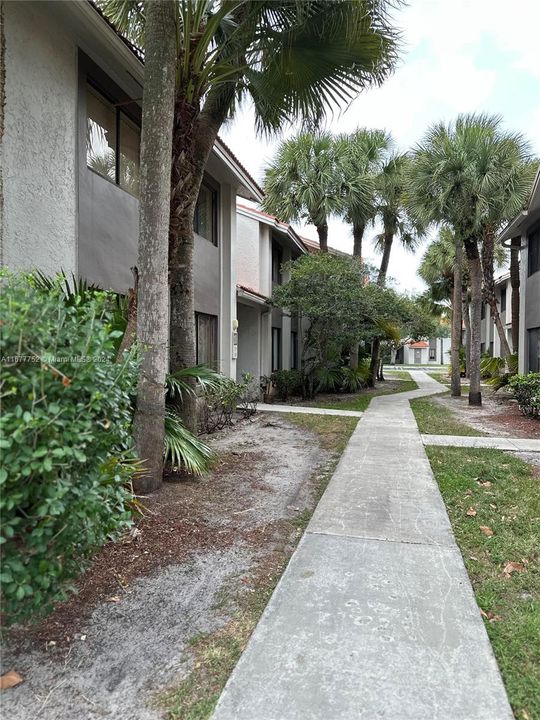 For Rent: $2,200 (2 beds, 2 baths, 910 Square Feet)