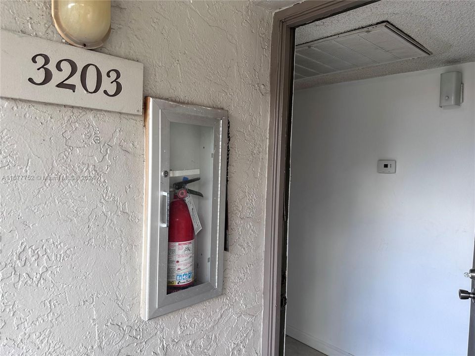 For Rent: $2,200 (2 beds, 2 baths, 910 Square Feet)