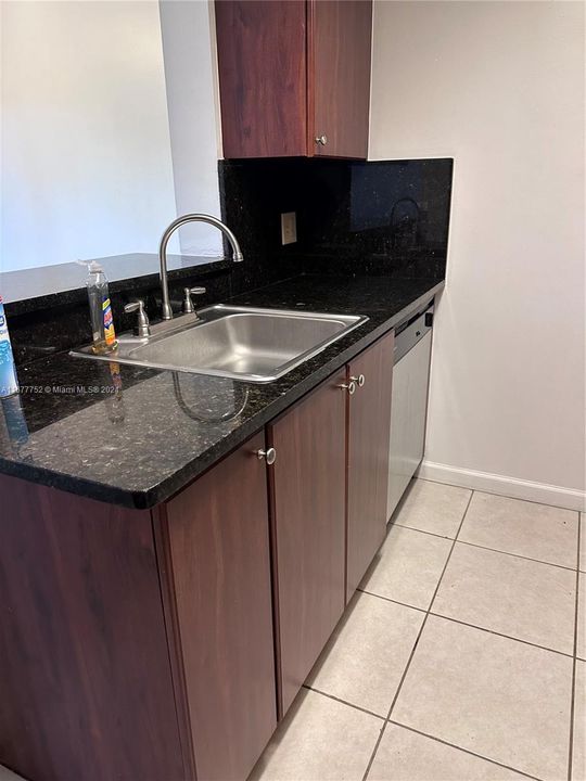 For Rent: $2,200 (2 beds, 2 baths, 910 Square Feet)