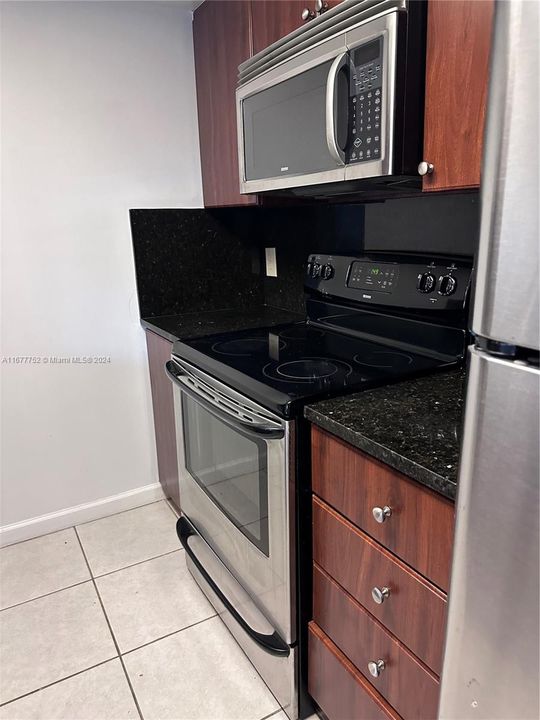 For Rent: $2,200 (2 beds, 2 baths, 910 Square Feet)