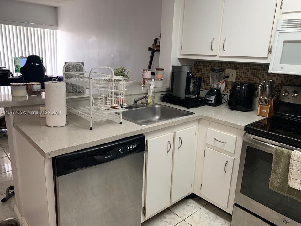 For Rent: $1,950 (1 beds, 1 baths, 676 Square Feet)