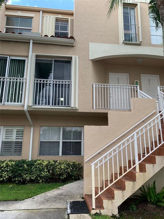 For Rent: $1,950 (1 beds, 1 baths, 676 Square Feet)