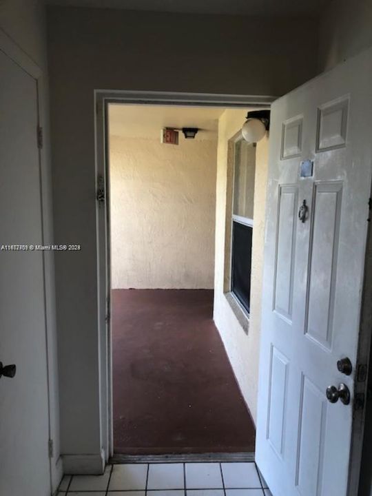 For Rent: $1,975 (1 beds, 1 baths, 693 Square Feet)