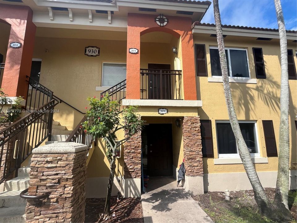 For Rent: $2,200 (2 beds, 2 baths, 910 Square Feet)