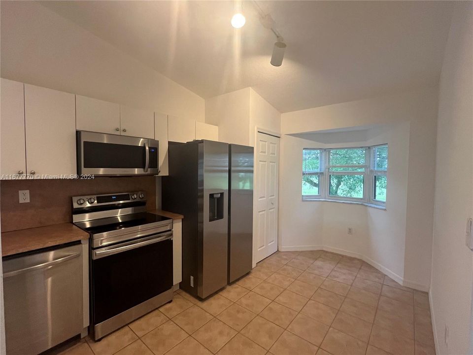 For Rent: $2,200 (2 beds, 2 baths, 910 Square Feet)