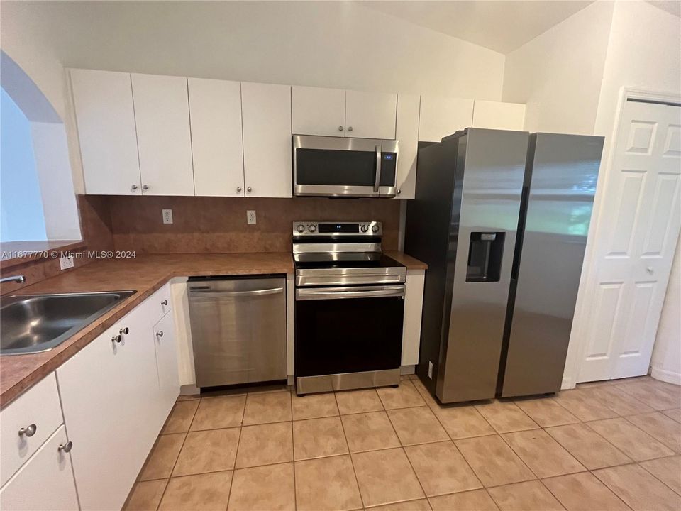 For Rent: $2,200 (2 beds, 2 baths, 910 Square Feet)