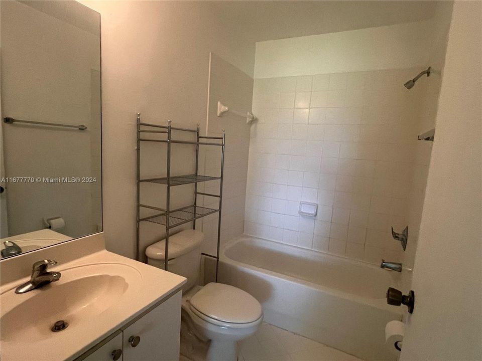 For Rent: $2,200 (2 beds, 2 baths, 910 Square Feet)