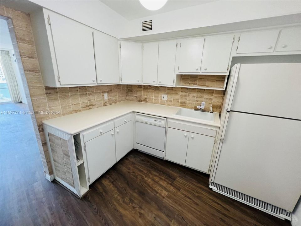 For Rent: $3,000 (1 beds, 1 baths, 1075 Square Feet)