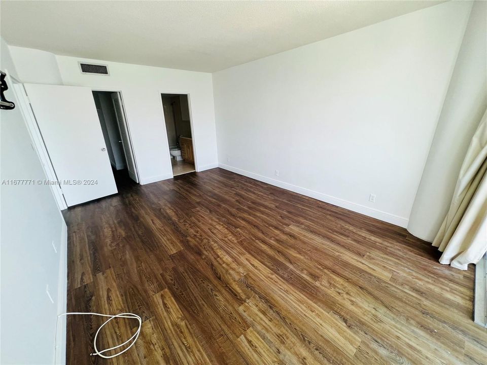 For Rent: $3,000 (1 beds, 1 baths, 1075 Square Feet)