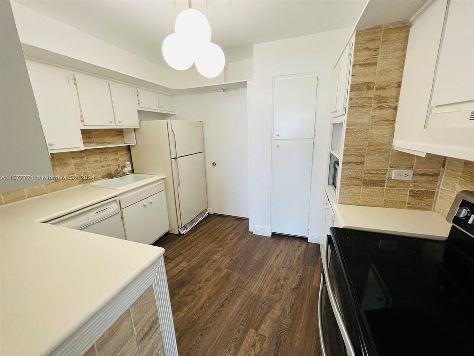 For Rent: $3,000 (1 beds, 1 baths, 1075 Square Feet)