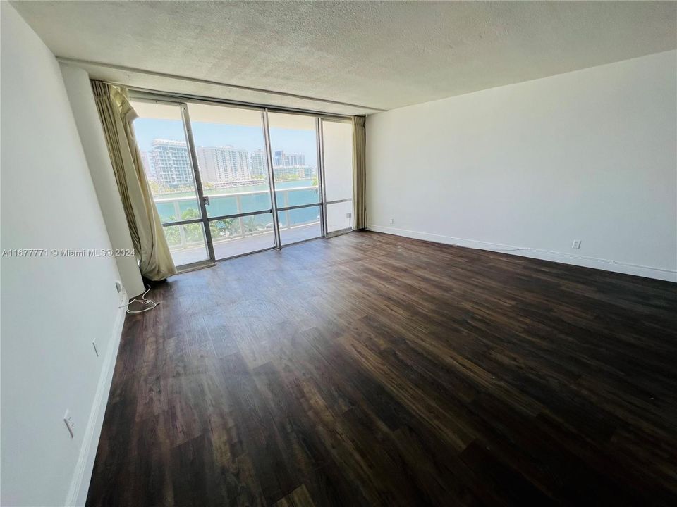 For Rent: $3,000 (1 beds, 1 baths, 1075 Square Feet)