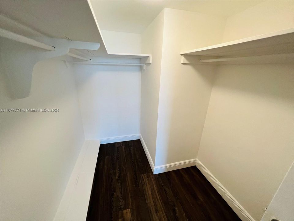 For Rent: $3,000 (1 beds, 1 baths, 1075 Square Feet)