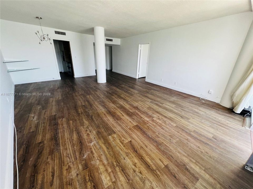 For Rent: $3,000 (1 beds, 1 baths, 1075 Square Feet)