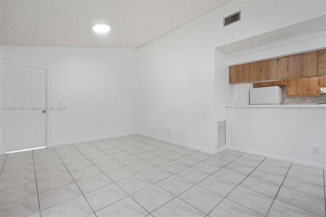 For Rent: $3,300 (4 beds, 2 baths, 1400 Square Feet)