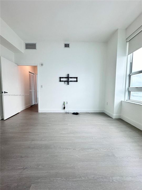 For Sale: $560,000 (1 beds, 1 baths, 688 Square Feet)