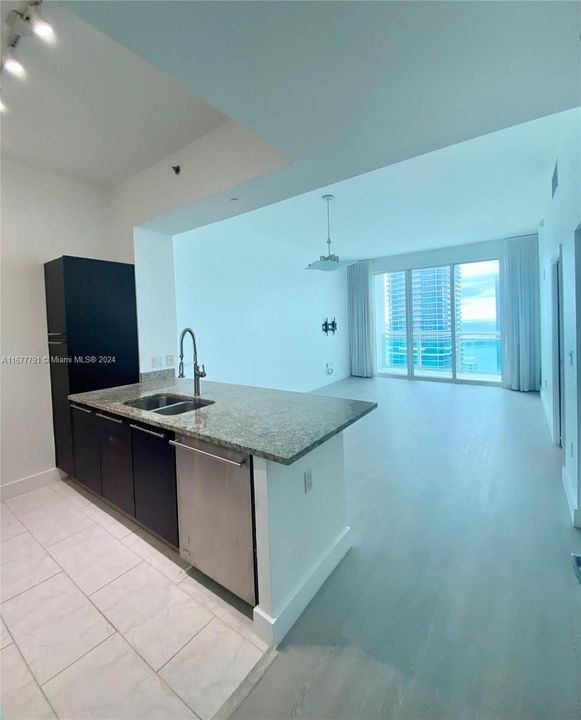 For Sale: $560,000 (1 beds, 1 baths, 688 Square Feet)