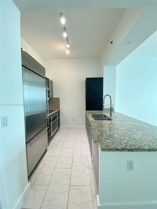 For Sale: $560,000 (1 beds, 1 baths, 688 Square Feet)