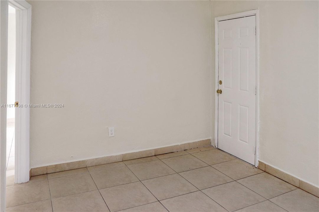 For Rent: $2,200 (2 beds, 1 baths, 900 Square Feet)