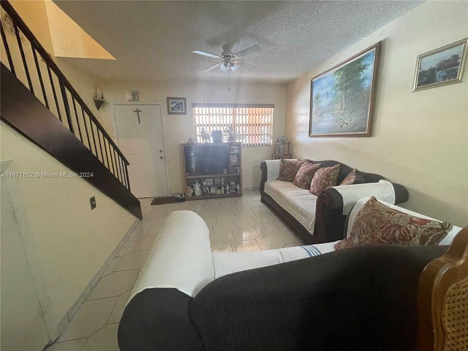 For Sale: $375,000 (2 beds, 1 baths, 896 Square Feet)