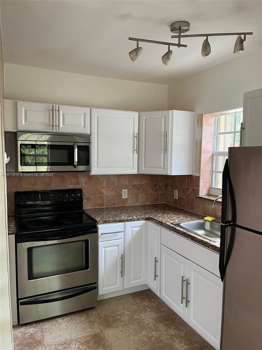 For Rent: $2,100 (1 beds, 1 baths, 708 Square Feet)