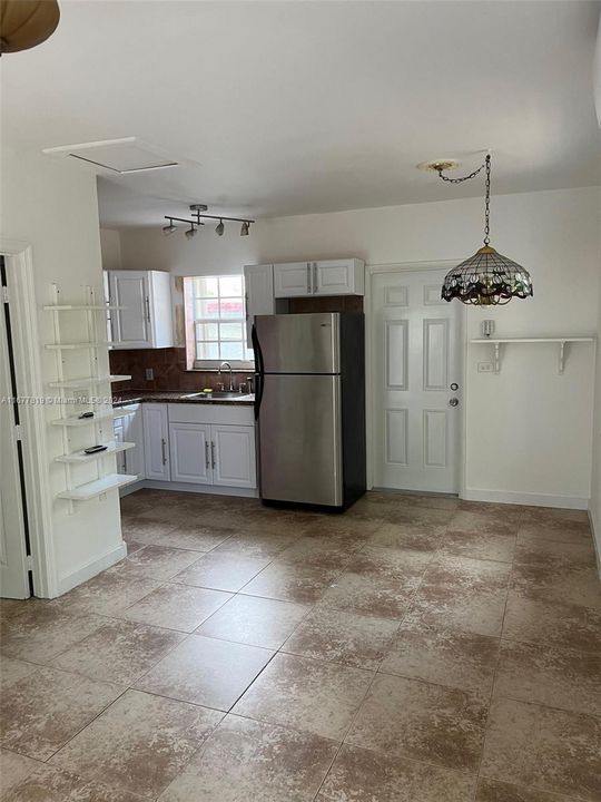 For Rent: $2,100 (1 beds, 1 baths, 708 Square Feet)