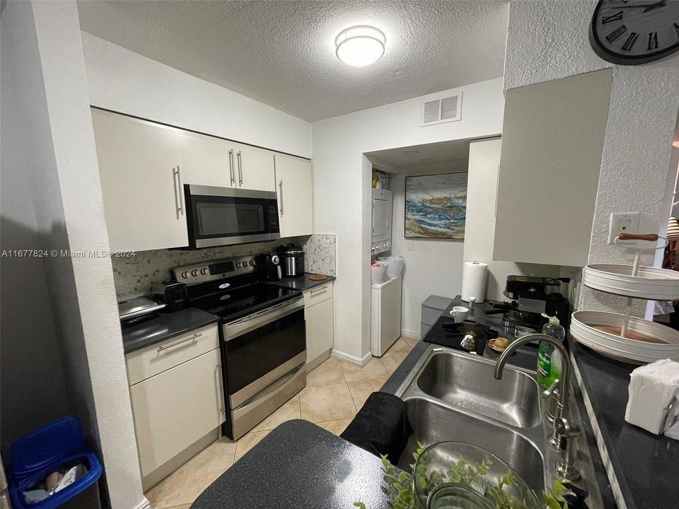 For Sale: $270,000 (2 beds, 2 baths, 877 Square Feet)