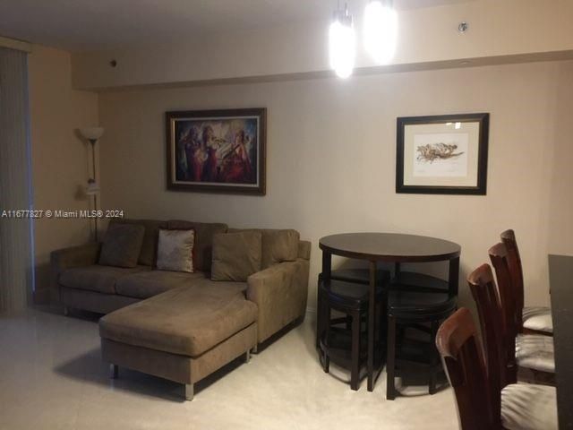 For Rent: $3,700 (1 beds, 1 baths, 811 Square Feet)