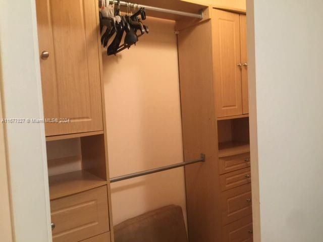 For Rent: $3,700 (1 beds, 1 baths, 811 Square Feet)